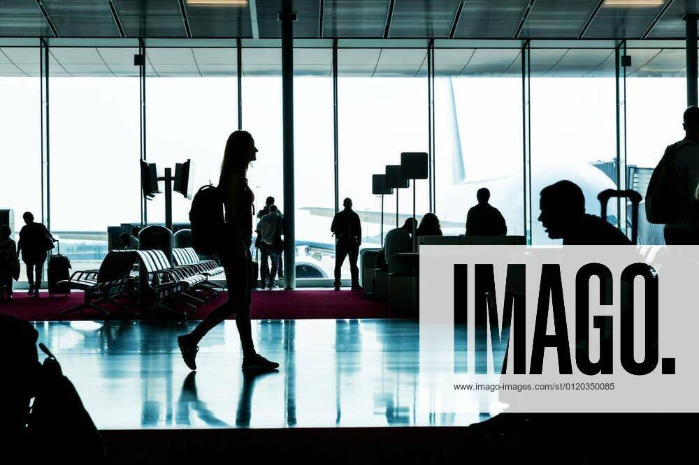 Silhouette of young woman going in waiting hall. model released, Symbolfoto, 06.02.2020 14:42:24,