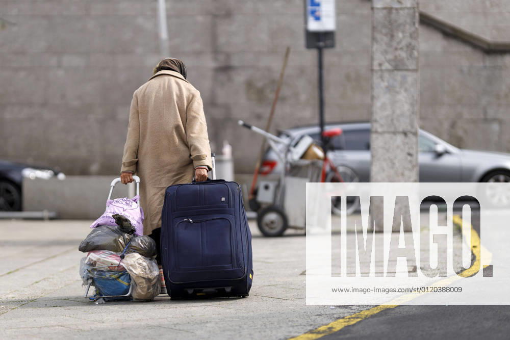Old-age poverty threatens more and more elderly people in Germany At the end of 2020, more senior citizens were dependent on basic security than ever before In the picture, an old lady dragging her belongings behind her in suitcases and bags Topic image, symbol image Cologne, 04 06 2021 Foto:xC.xFuturexImage