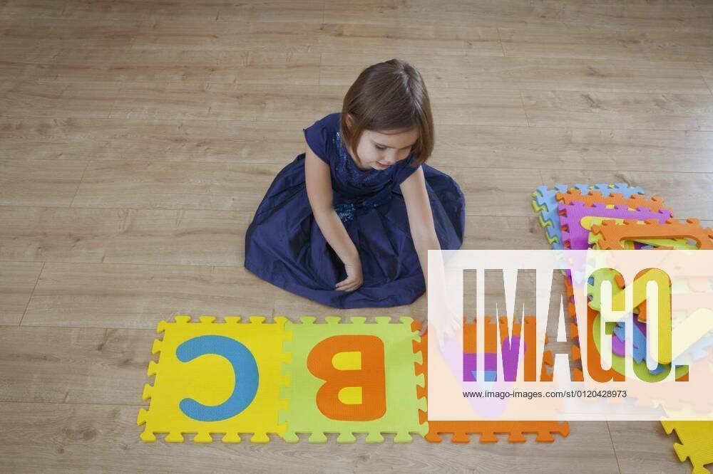 A young girl learning the alphabet model released, Symbolfoto, 10.02.2020 20:31:25,