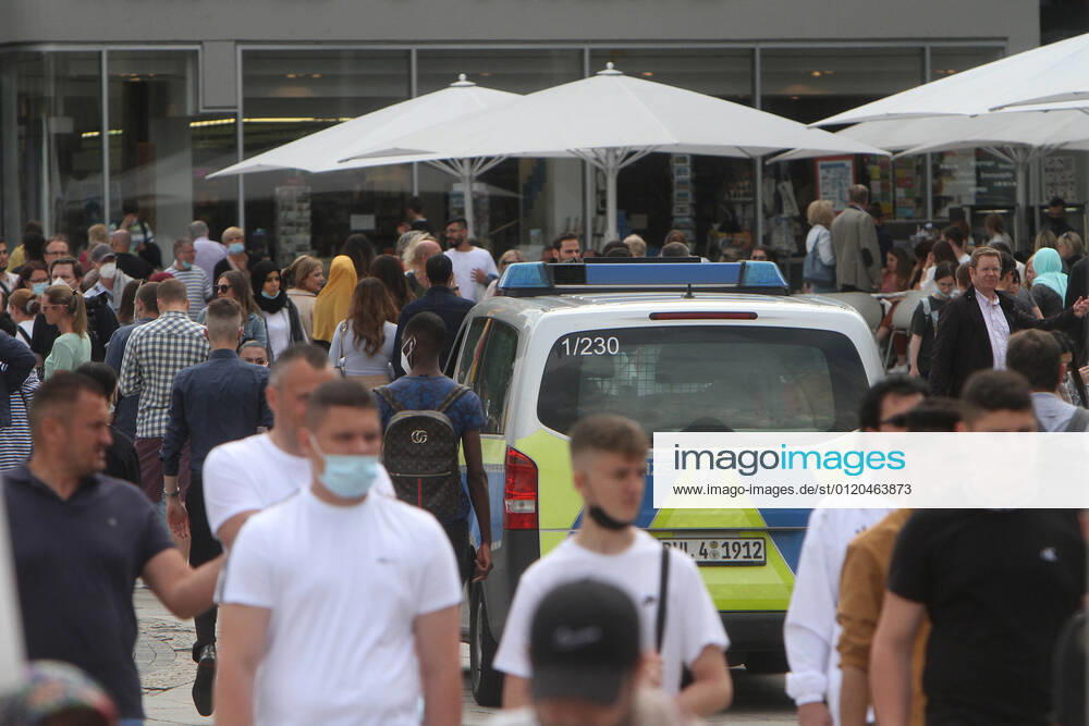 A police patrol of the state police Baden Württemberg controls the compliance with the minimum distances in the pedestrian zone and shopping street Königstraße at the Schlossplatz in the city centre of Stuttgart, Baden Württemberg, Bavaria, Germany
