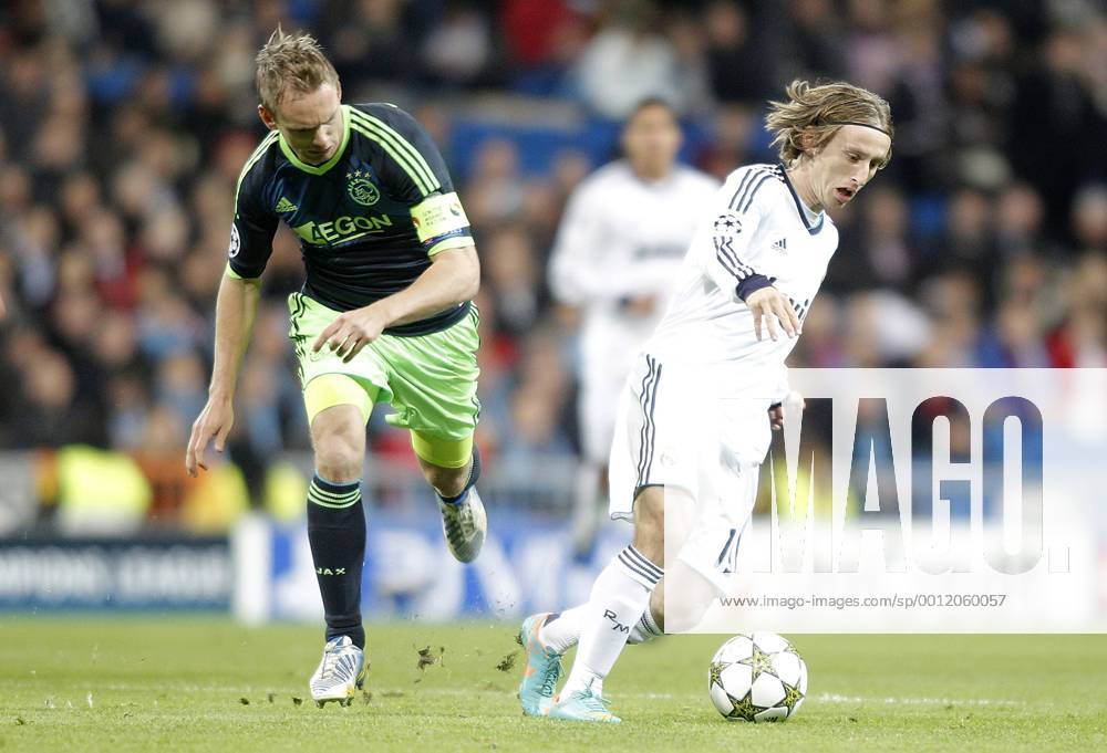 Real Madrid s Luka Modric against AFC Ajax s Siem de Jong during Champions League Match. December 04, 2012. (201212042266)