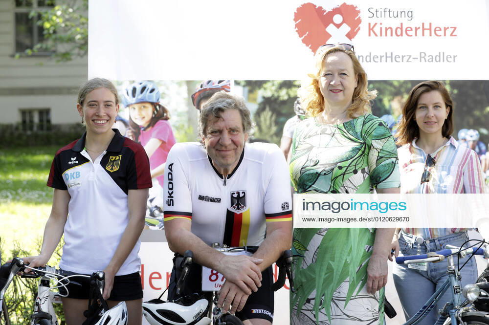 Carlotta Walser, Uwe Rohde and Sylvia Paul at the start of the 6th stage of the HerzRadtour for the benefit of Stiftung KinderHerz in front of the German Heart Institute Berlin Berlin, 07 06 2021 Foto:xS.xGabschx xFuturexImage