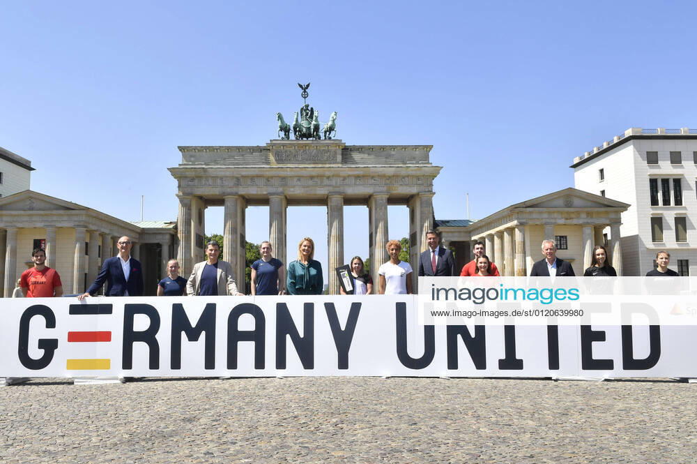 Tim Höttges, Thomas Berlemann, Franziska van Almsick, Malaika Mihambo, Stephan Mayer, Johannes B Kerner and athletes at the photo session after the press conference to launch the new Sporthilfe campaign Germany United in front of the Brandenburg Gate Berlin, 07 06 2021 Foto:xF.xFuturexImage