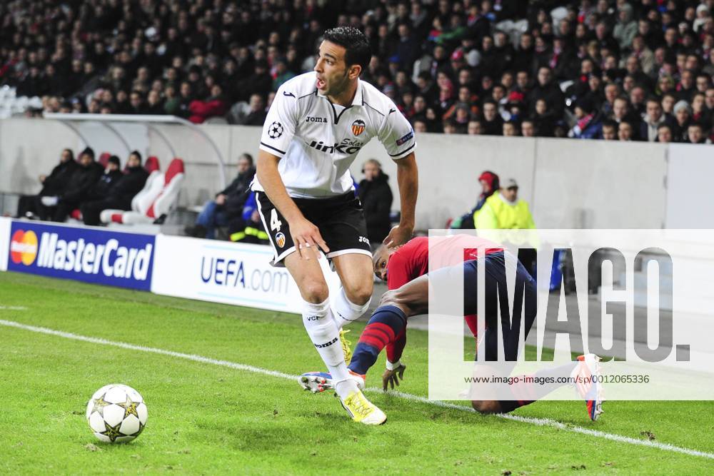 Salomon Kalou (Losc) vs Adil Rami (Fc Valence) FOOTBALL : Lille vs Fc Valence - Ligue des Champions - 05 12 2012 JBAutissier Panoramic