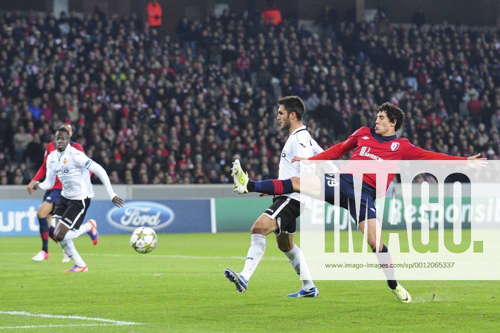 Gianni Bruno (Losc) vs Victor Ruiz (Fc Valence) FOOTBALL : Lille vs Fc Valence - Ligue des Champions - 05 12 2012 JBAutissier Panoramic