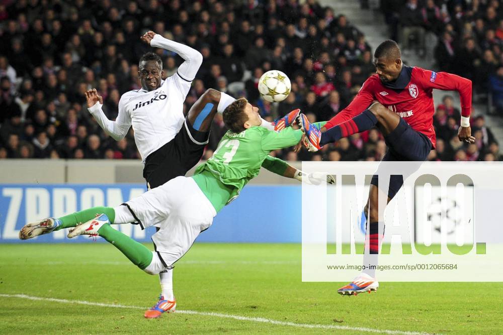 Salomon Kalou (Losc) vs Aly Cissokho - Vicente Guaita (Fc Valence) FOOTBALL : Lille vs Fc Valence - Ligue des Champions - 05 12 2012 JBAutissier Panoramic