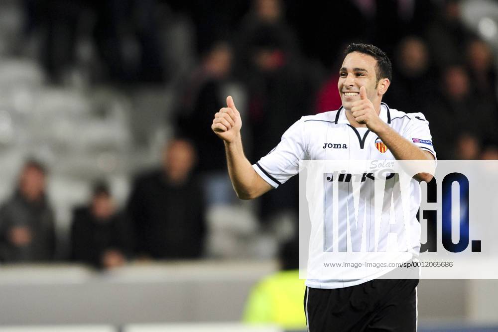 Joie d Adil Rami (Valence Fc) en fin de match - tour d honneur FOOTBALL : Lille vs Fc Valence - Ligue des Champions - 05 12 2012 JBAutissier Panoramic