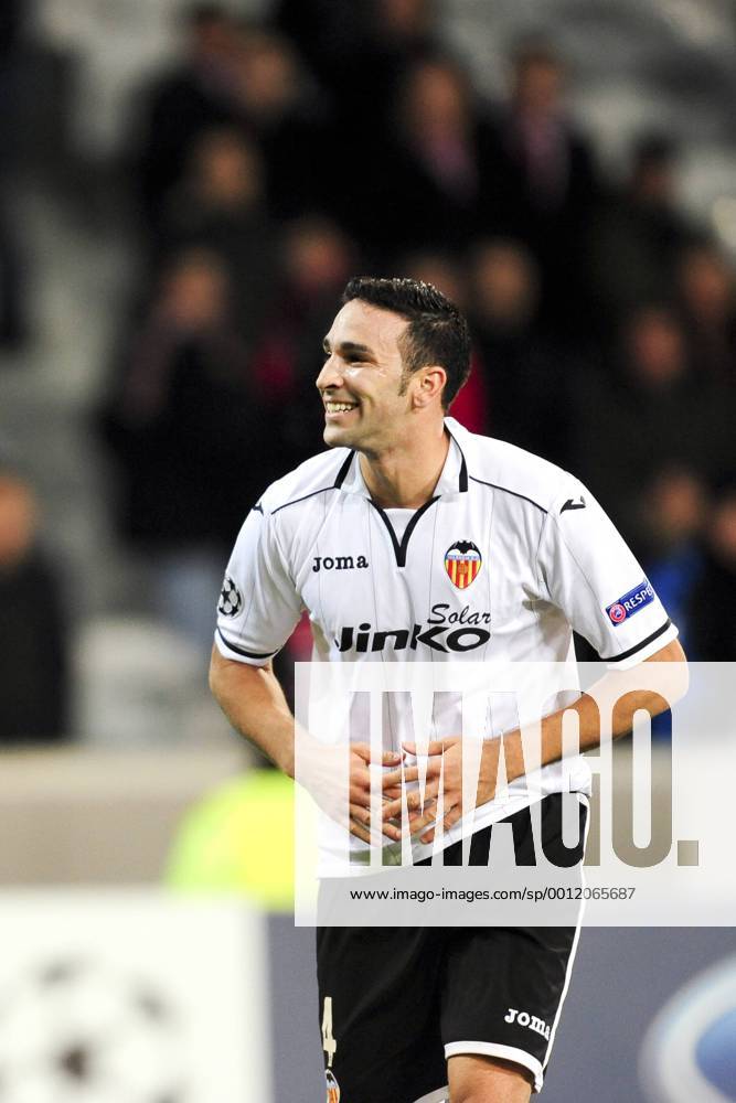 Joie d Adil Rami (Valence Fc) en fin de match - tour d honneur FOOTBALL : Lille vs Fc Valence - Ligue des Champions - 05 12 2012 JBAutissier Panoramic