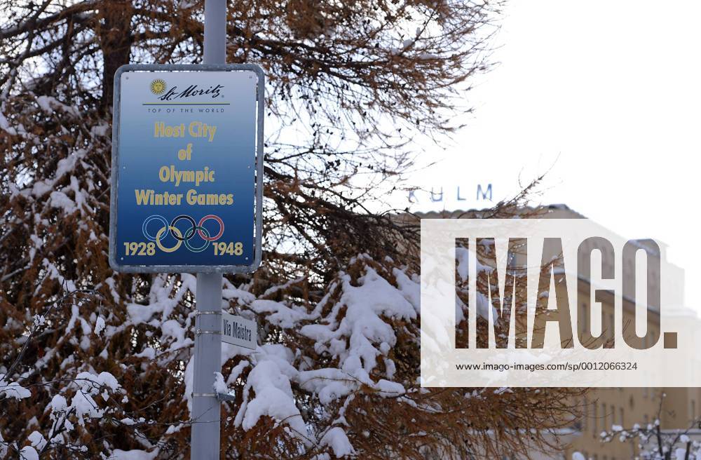 Kandidatur Olympische Winterspiele 2022 in St. Moritz und Davos 05.12.2012 Ein Schild in St. Moritz - Dorf; Host City of Olympic Winter Games von 1928 und 1948 am Hotel Kulm