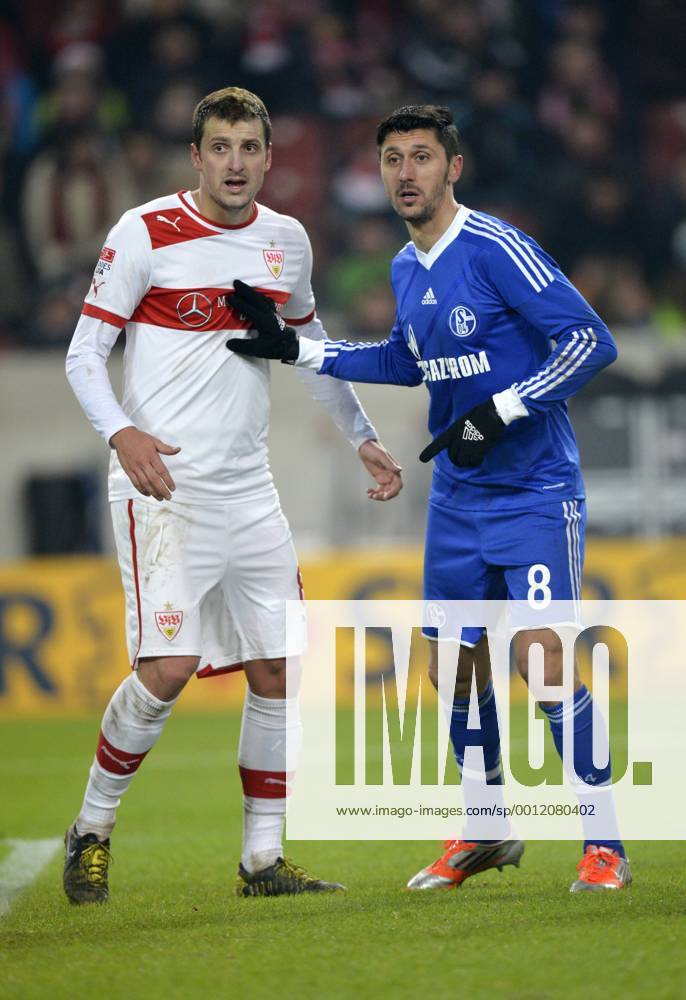 Zdravko KUZMANOVIC VfB Stuttgart (links) und Ciprian MARICA Schalke 04 (rechts) erwarten Eckball VfB Stuttgart gegen FC Schalke 04 Fußball Bundesliga Herren GER 1. BL Spieltag 16 Saison 2012 2013 Stuttgart Mercedes-Benz Arena 08.12.2012 VfB Stuttgart gegen FC Schalke 04