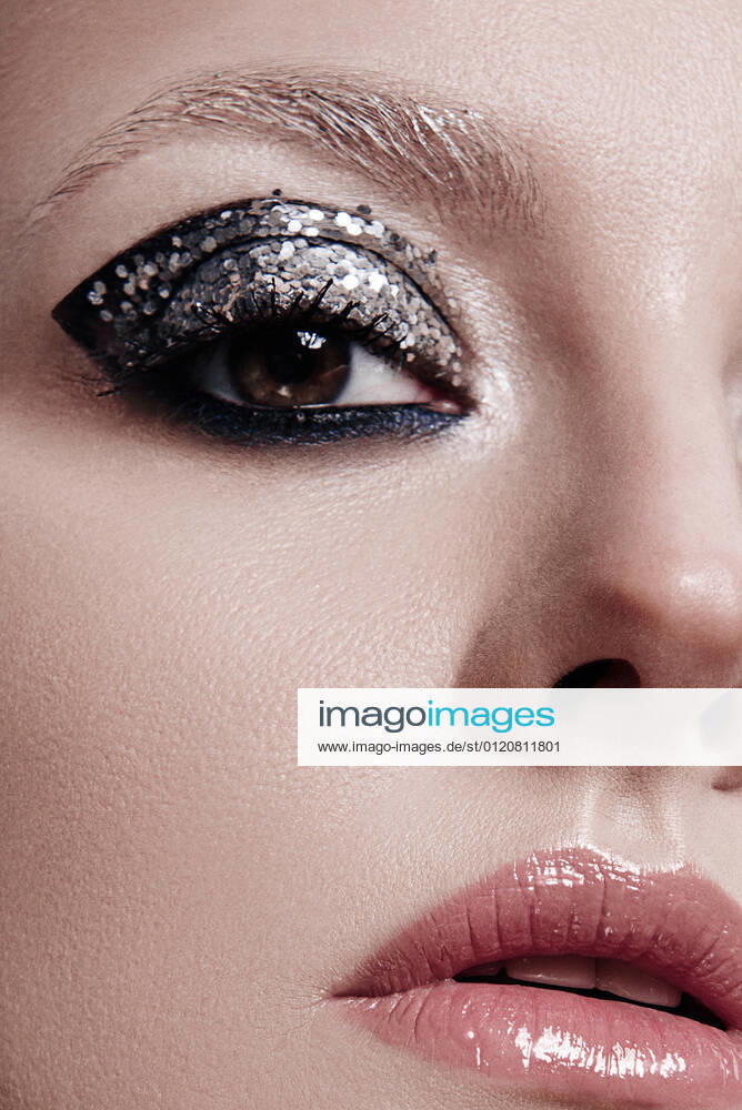 Fashion style girl portrait. Beautiful fashion woman with professional styling, hairdress and makeup; dark glitter eyeshadows, rock style beauty portrait Belarus, Mogilev Region, Belarus CR_PJWUOI210608B-761199-01 ,model released, Symbolfoto