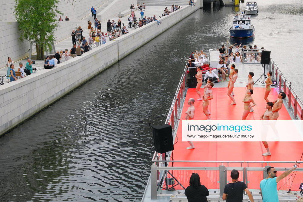 State Ballet on a 2.5 hour evening boat tour through the center of Berlin Spectators on the banks of the Spree thanked with applause