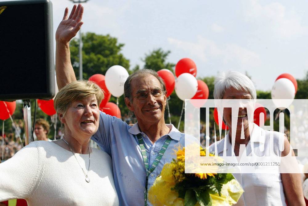 V.li.: Die ehemalige Diskuswerferin Liesel Westermann Krieg, Trainerlegende Gerd Osenberg und die ehemalige Weitspringerin Heide Ecker-Rosendahl (alle Deutschland) Leichtathletik Herren Bayer Meeting 2004, Leichtathletikmeeting, Sportfest, Leichtathletiksportfest, Gruppe Heidemarie Ecker Leverkusen