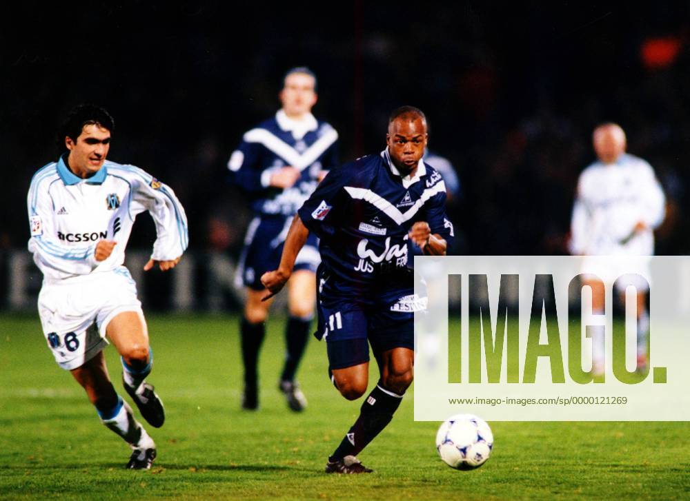 Sylvain Wiltord (Bordeaux) am Ball im Laufduell mit Frederic Brando (OM) Fußball Herren Saison 1998 1999: 1. Französische Liga, Meisterschaft, FC Girondins Bordeaux-Olympique Marseille Gruppe Stade Lescure Bordeaux Dynamik,