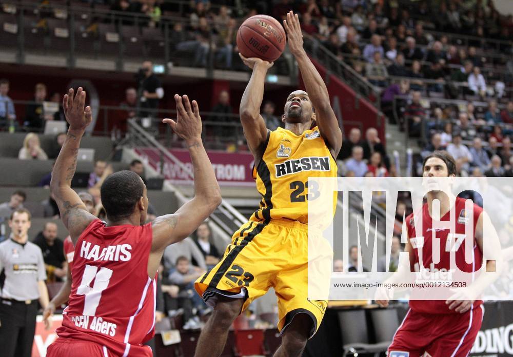 Ludwigsburg Basketball 1. Bundesliga Saison 2012 2013 Neckar Riesen Ludwigsburg vs. LTi GIESSEN 46ers: v.l. Dijuan Harris (Giessen), Kammron Tayler (Riesen), Jasmin Perkovic (Giessen)