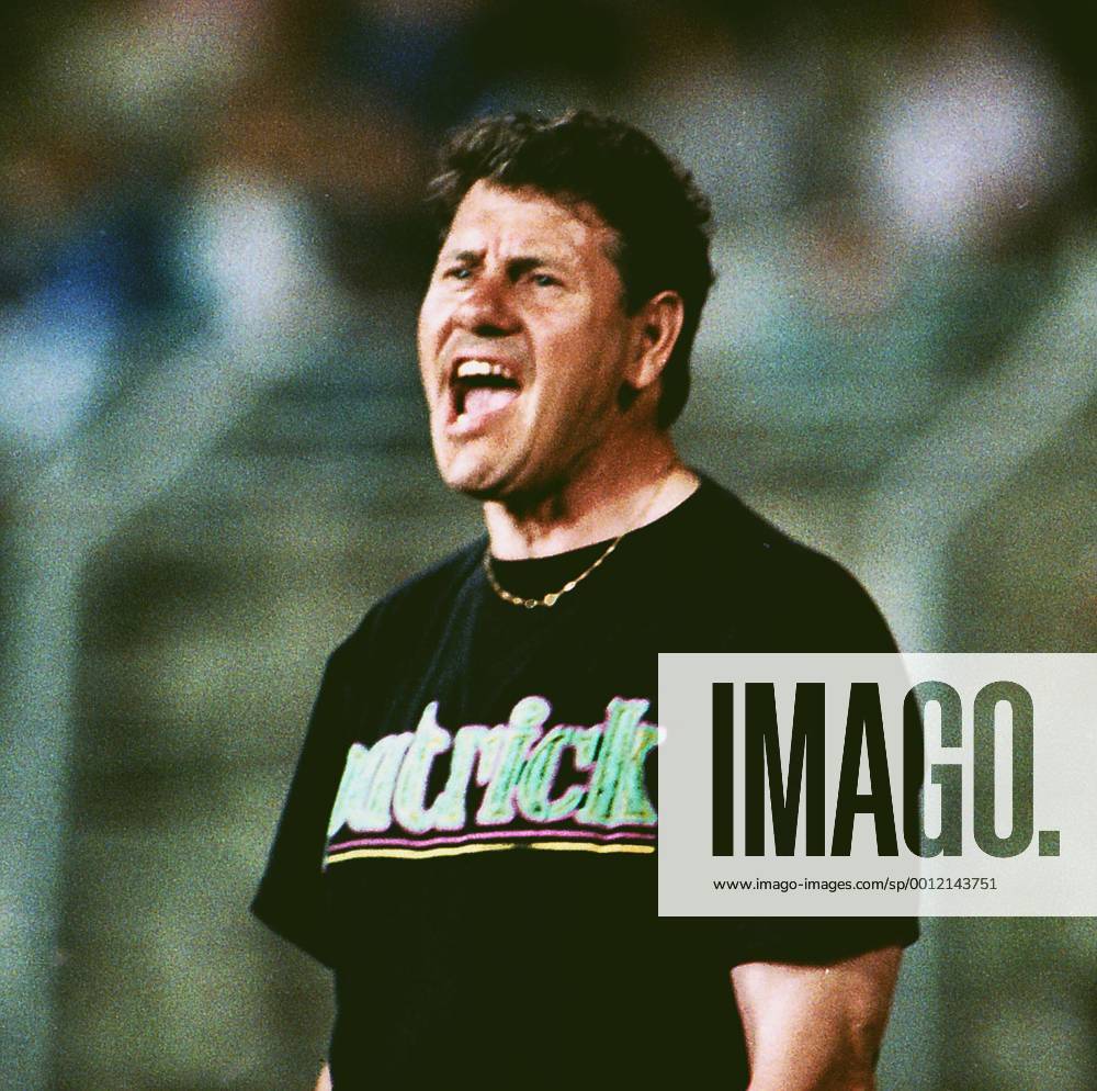 Aus 2. BL Saison 1992 1993 Hannover96 (Weiß) gegen Fortuna Düsseldorf 2:0 am 12.05.1993 im Niedersachsenstadion. Im Foto: Han96 Trainer Eberhard Vogel