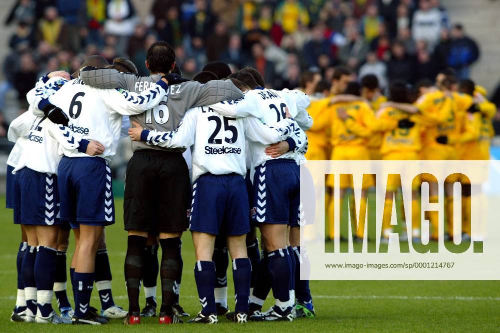 Die Mannschaften aus Nantes und Strasbourg bilden vor dem Spiel einen Mannschaftskreis Fußball Herren Ligue Une 2003 2004, 1. Französische Liga, FC Nantes - RC Strasbourg 1:1, Racing, Straßburg Totale Symbol, Feature, Aufmacher Nantes Dynamik Kameradschaft
