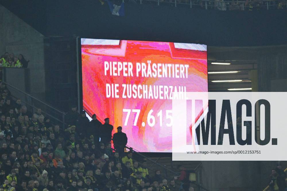 Fussball DFB-Pokal Achtelfinale: Borussia Dortmund - Hannover 96 am 19.12.2012 im Signal Iduna Park in Dortmund Die Anzeigentafel zeigt die aktuelle Zuschaueranzahl an