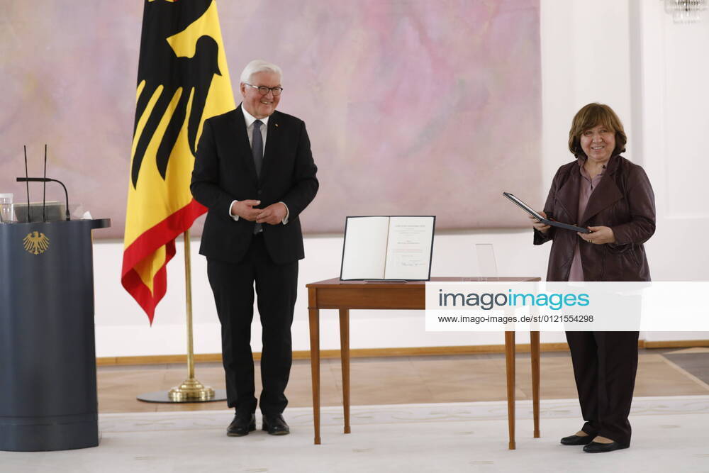 Federal President Frank Walter Steinmeier, Nobel Prize for Literature winner Svetlana Alexievich, Germany, Berlin, Award of the Great Cross of Merit to Svetlana Alexievich