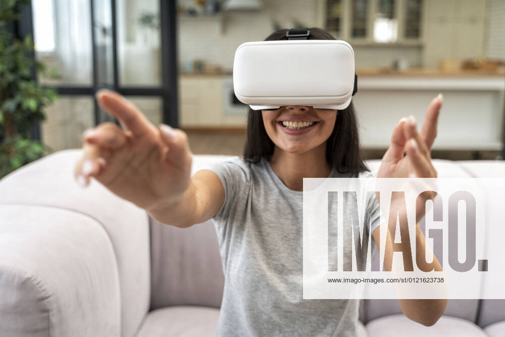 Woman with Virtual reality headset in living room at home model released Symbolfoto property released OIPF00622