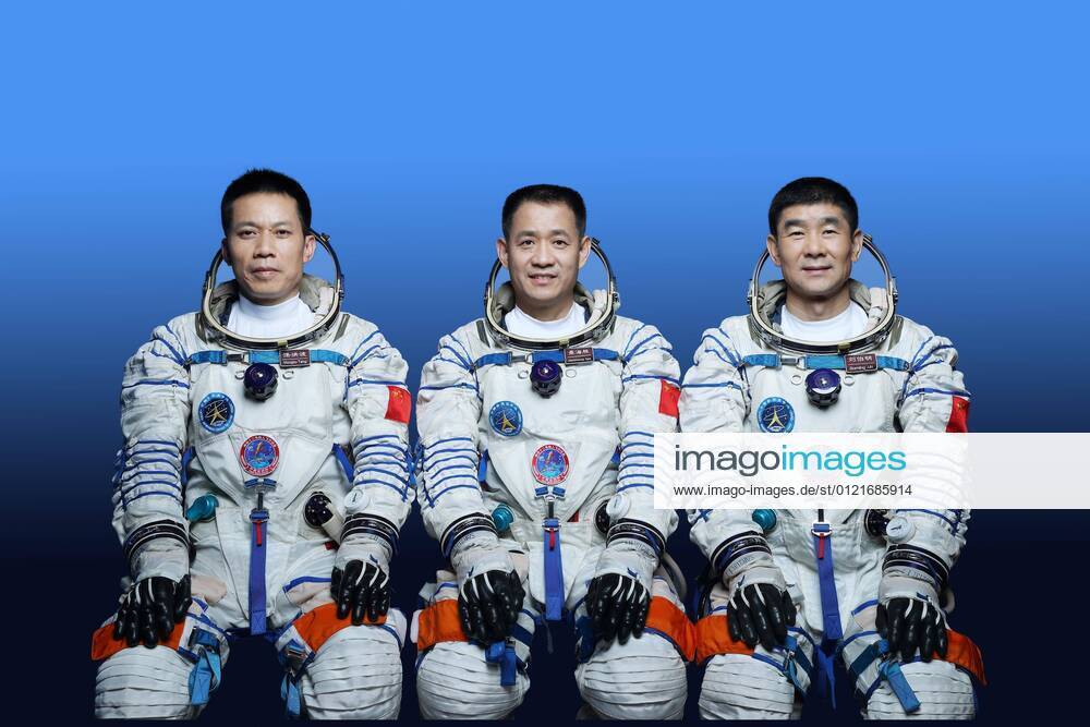 China, Pressekonferenz vor dem Start der bemannten Shenzhou 12 Mission in Jiuquan June 16, 2021, Jiuquan, Gansu, China: Three astronauts who will carry out the Shenzhou 12 manned flight mission attend the press conference in Jiuquan,Gansu,China on 16th June, 2021. Jiuquan China - ZUMAt151 20210616_zia_t151_015