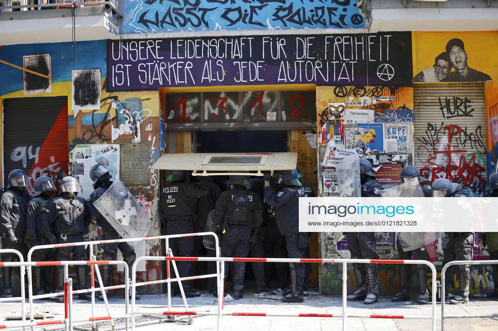 In the partially occupied house in the Rigaer street 94 should be checked on Thursday the fire protection After the residents initially refused to open the door, the police gained access by force and was thrown with paint Source rbb online Berlin, 17 06 2021 Foto:xJ.xFuturexImage