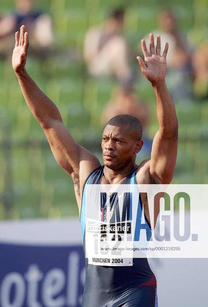 Maurice Greene (USA) begrüßt seine Anhänger Leichtathletik Herren Team Challenge 2004, Nationaltrikot, Länderkampf Einzelbild München