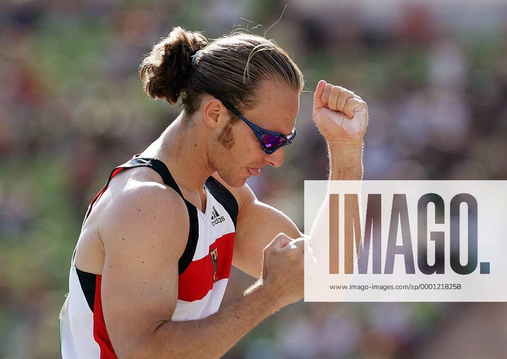 Tim Lobinger (Deutschland) ballt siegessicher die Fäuste Leichtathletik Herren Team Challenge 2004, Nationaltrikot, Länderkampf Einzelbild München Freude,
