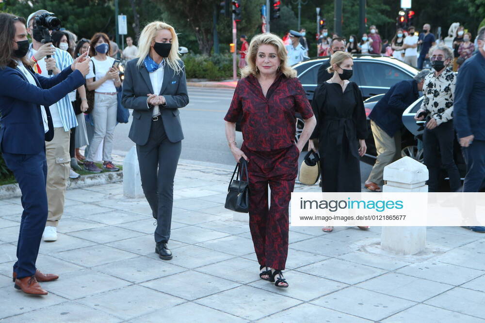 Catherine Deneuve zu Gast bei Dior Modenschau in Athen June 17, 2021, Athens, Greece: French actress Catherine Deneuve arrives at Dior fashion show at Panathenaic Stadium celebrates Greece Athens Greece - ZUMAv62_ 20210617_zaf_v62_020