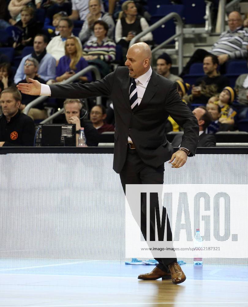 Sasa Obradovic, Trainer ALBA, gestikulierend am Spielfeldrand, Einzelbild, Gestik, Mimik, Enttäuschung, Trainer, coach, hoch ALBA Berlin vs Real Madrid, Basketball, Euroleague, Turkish Airlines Euroleague, Zwischenrunde, Herren, Saison 2012 2013, Ergebnis: 63:77 Berlin, 27.12.2012 02 World Halle