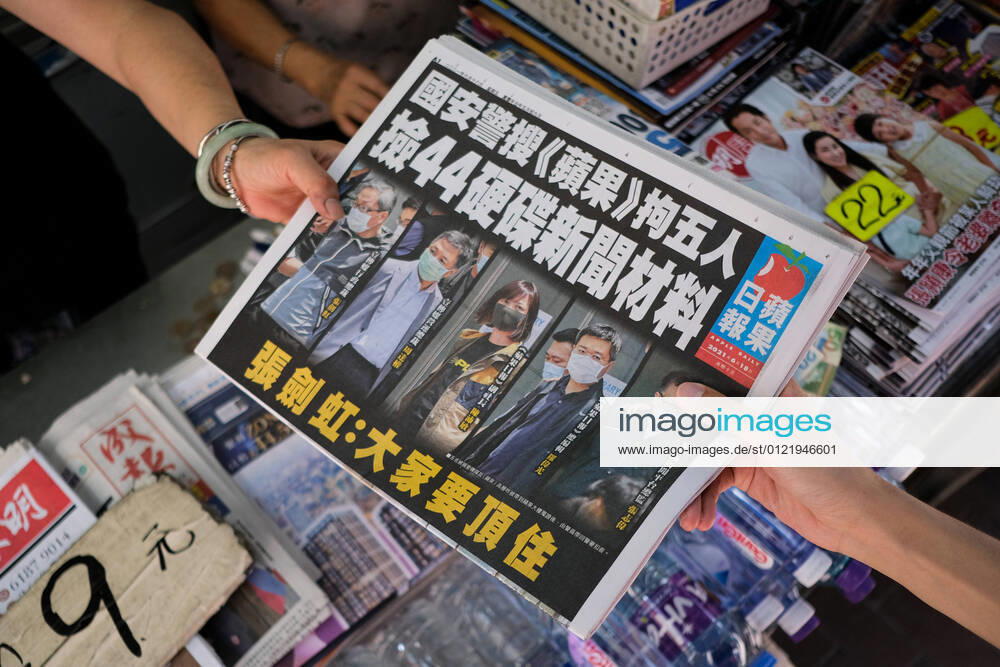 KW24 China, Verkauf der Apple Daily an einem Zeitungsstand in Hongkong Hong Kong Apple Daily People bought an Apple Daily newspaper at the newsstand in Hong Kong, China, on June 18, 2021. Apple Daily printed 500,000 copies of the pro-democracy paper. People in Hong Kong called for the purchase of Apple Daily as a sign of support. On Thursday, the Hong Kong police arrested five Apple Daily executives and top editors and blocked $18 million Hong Kong dollars in assets of media companies. Hong Kong Hong Kong China manhei-notitle210618_npFBc