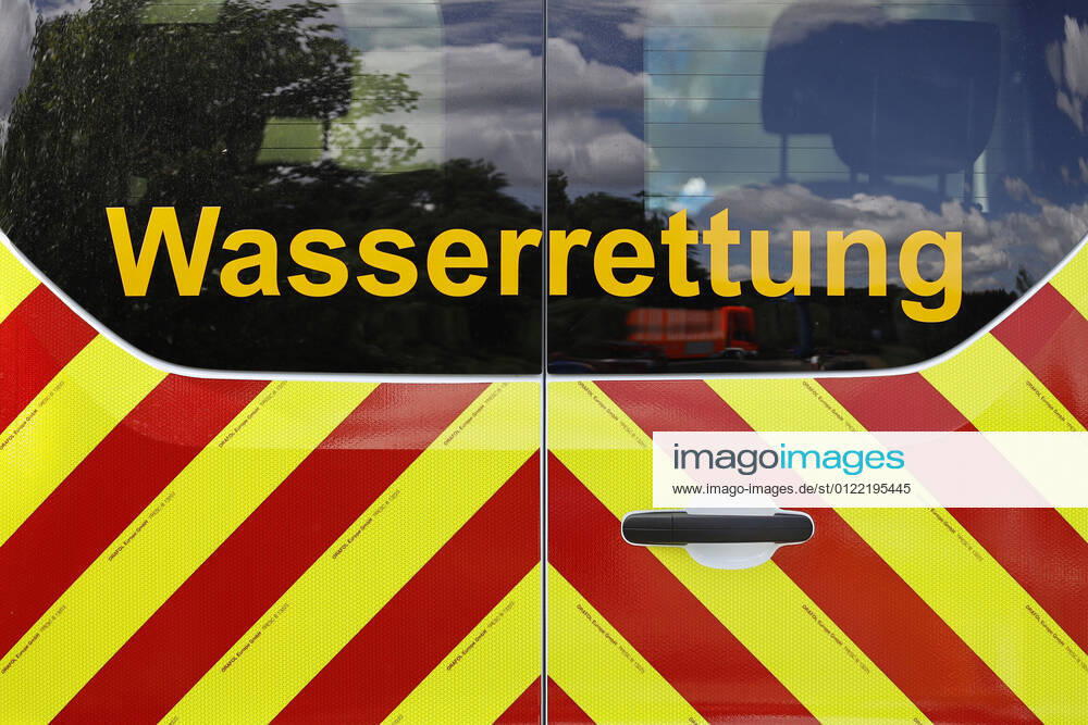 How bathing accidents can be avoided, what bathers should watch out for and how the rescue of a victim proceeds, is presented by the Cologne Fire Brigade together with the German Life Saving Association DLRG during an emergency exercise at Lake Fühlingen The vo Foto:xC.xFuturexImage