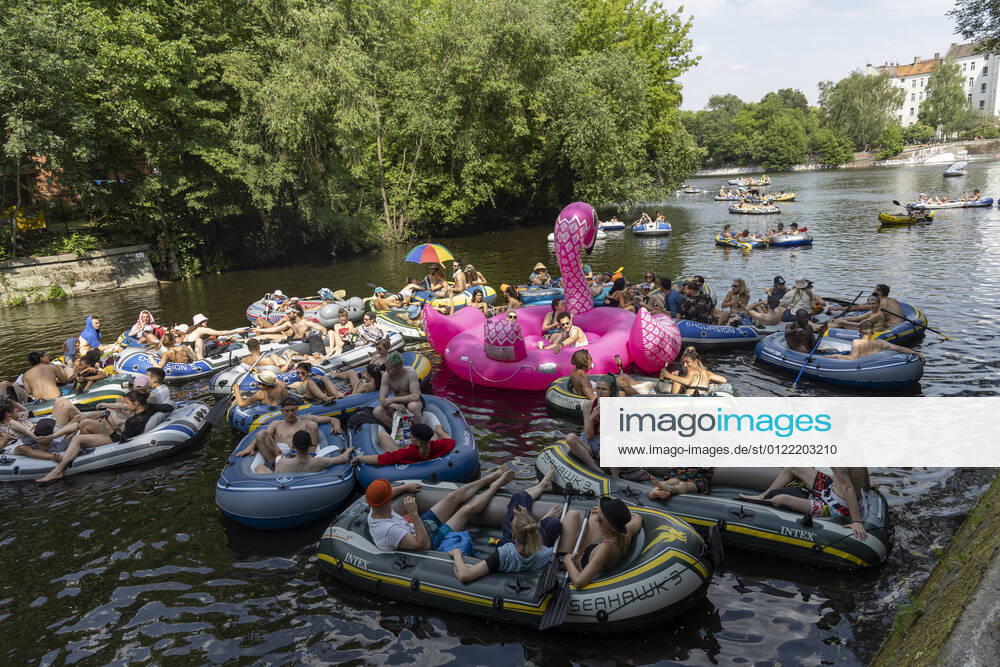 Rave-O-Lution Protest In Berlin People attend the Rave-O-lution protest of the Berlin club scene on boats at the Landwehrkanal under the motto Alle in einem Boot (all in one boat) in Berlin, Germany on June 20, 2021. Berlin Berlin Germany contini-raveolut210620_npocH
