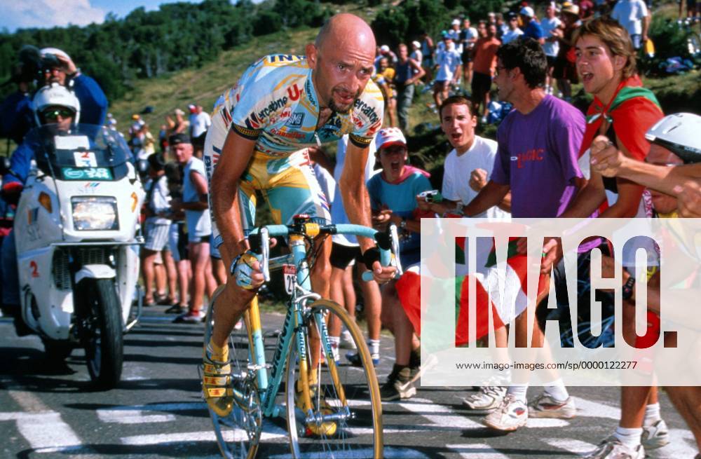 Marco Pantani (Team Mercatone Uno) auf der Strecke Radsport Herren Tour de France 1998, Radrennsport, Straßenradsport, Straßenradrennsport, Straße, Rad, Radrennen Einzelbild Dynamik,
