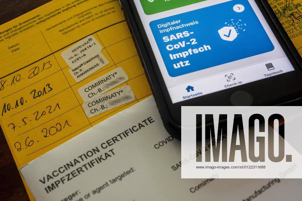 Certificate of a double Corona vaccination in the vaccination card and in the Corona warning on an iPhone vaccination certificate.