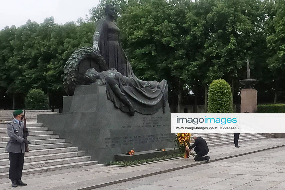 Berlin, Bundespräsident Steinmeier gedenkt Opfern des deutschen Überfalls auf die Sowjetunion BERLIN, GERMANY – JUNE 22, 2021: Germany s President Frank-Walter Steinmeier (C) lays flowers at the Motherland statue at the Soviet War Memorial in Schönholzer Heide Pankow, Berlin, to mark 80 years since Nazi Germany s invasion of the Soviet Union on June 22, 1941 during World War II. Anton Dolgunov TASS TS105BE4