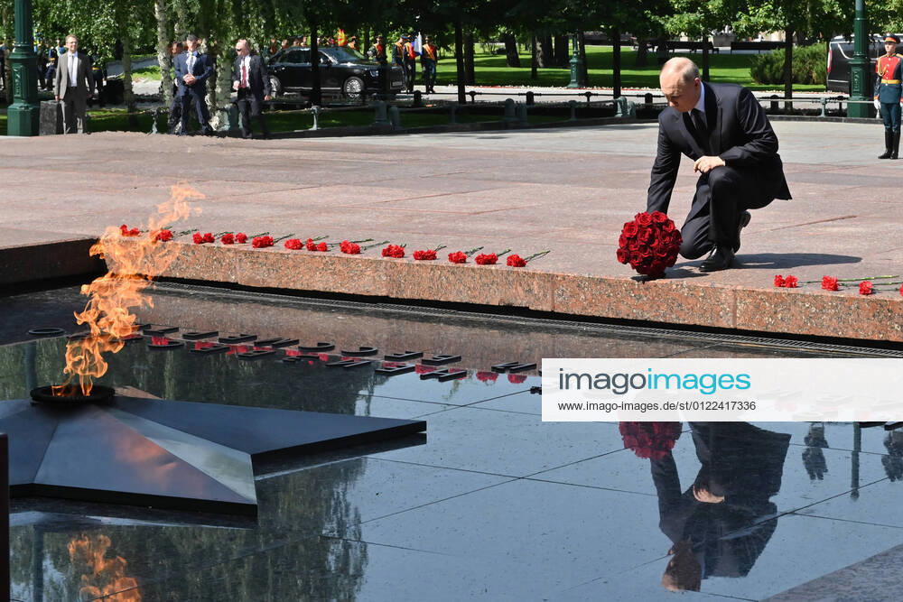 Russland, Gedenkveranstaltung in Moskau erinnert an Überfall Nazideutschlands auf die Sowjetunion MOSCOW, RUSSIA – JUNE 22, 2021: Russia s President Vladimir Putin lays flowers at the Tomb of the Unknown Soldier by the Kremlin Wall on Day of Memory and Sorrow to mark 80 years since the start of the Great Patriotic War when Nazi Germany invaded the Soviet Union on June 22, 1941. Alexei Nikolsky Russian Presidential Press and Information Office TASS TS105BF3