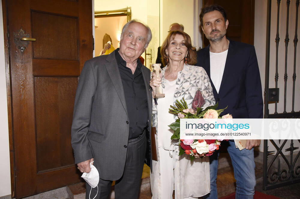 Michael Verhoeven, Senta Berger and Simon Verhoeven at the 20 German Film Peace Award ceremony Die Brücke at Cuvillies Theater Munich, 22 06 2021 Foto:xS.xFuturexImage