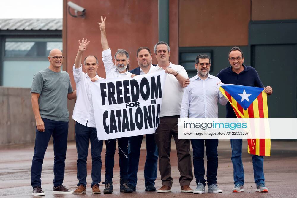 Barcelona, Begnadigte inhaftierte Separatistenführer Seven of the nine jailed leaders of the failed 2017 secession attempt in Catalonia from left to right: Raul Romeva, Jordi Turull, Jordi Cuixart, Oriol Junqueras, Joaquim Forn, Jordi Sanchez and Josep Rull celebrate their released after go out of the prision of Sant Joan de Vilatorrada in Barcelona, Catalonia, Spain on 23 June 2021. The nine Catalonian leaders have been released released after the government pardons. Spanish goverment pardons the nine jailed leaders of the failed 2017 secession attempt in Catalonia !ACHTUNG: NUR REDAKTIONELLE NUTZUNG!