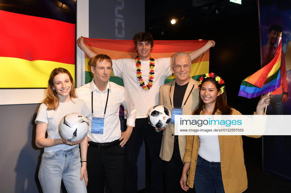 Models with the wax figures of Jürgen Klinsmann and Franz Beckenbauer at the opening of the new Madame Tussauds area Berlin 100 From the Golden Twenties to the City of Freedom at Madame Tussauds Berlin, 23 06 2021 Foto:xF.xFuturexImage