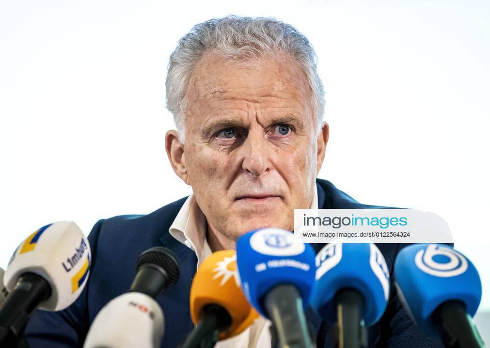 NAARDEN Crime reporter Peter R de Vries speaks to the press in the presence of Corrie and Adrie Groen about a number of new initiatives in the search for Maastricht student Tanja Groen, who has been missing since 1993 De Vries has been involved in the disappearance case for some time and assists Tanja Groen s parents REMKO DE WAAL W