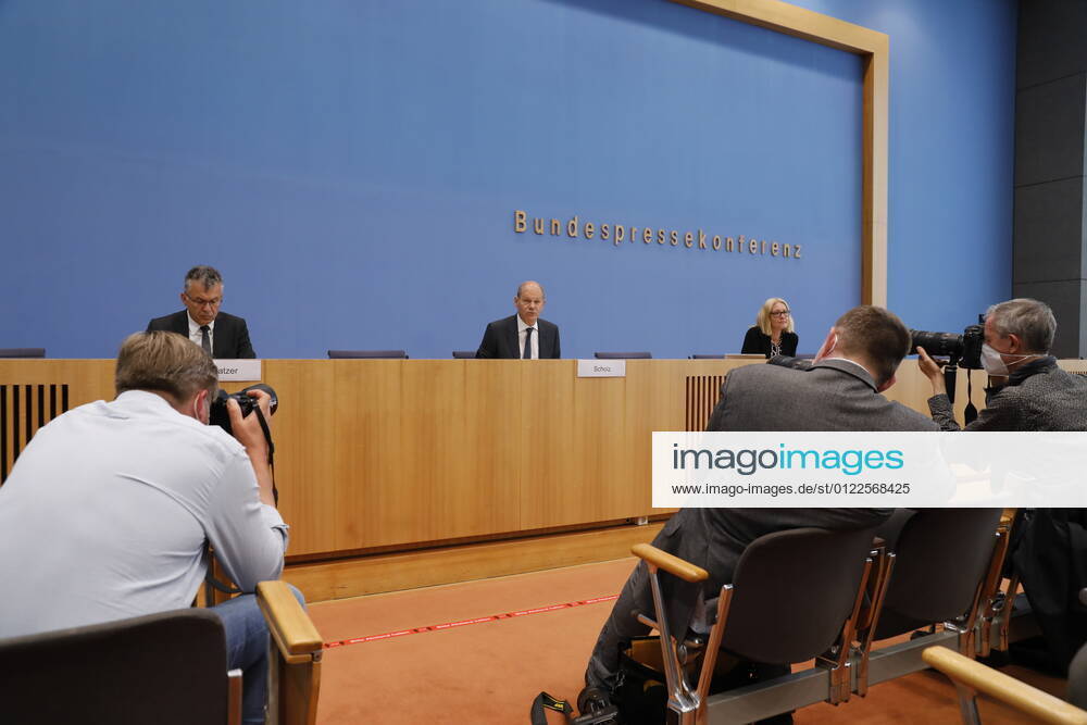 State Secretary Werner Gatzer, BMF, Federal Minister of Finance Olaf Scholz, Germany, Berlin, Federal Press Conference, Topic Government Draft for the Federal Budget 2022 and the Financial Plan until 2025