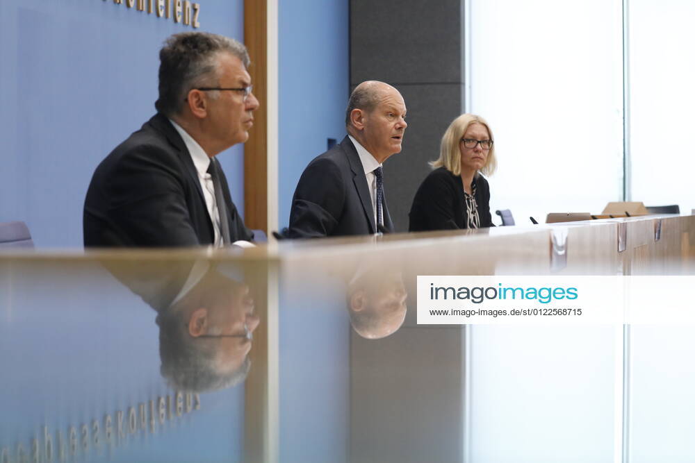 State Secretary Werner Gatzer, BMF, Federal Minister of Finance Olaf Scholz, Germany, Berlin, Federal Press Conference, Topic Government Draft for the Federal Budget 2022 and the Financial Plan until 2025