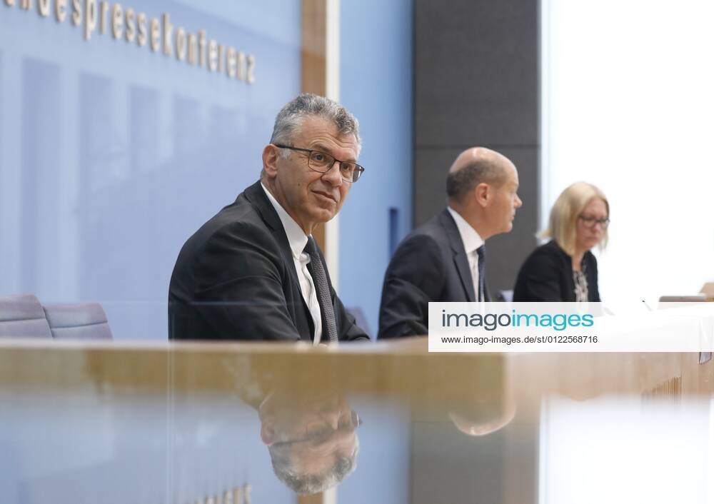 State Secretary Werner Gatzer, BMF, Federal Minister of Finance Olaf Scholz, Germany, Berlin, Federal Press Conference, Topic Government Draft for the Federal Budget 2022 and the Financial Plan until 2025