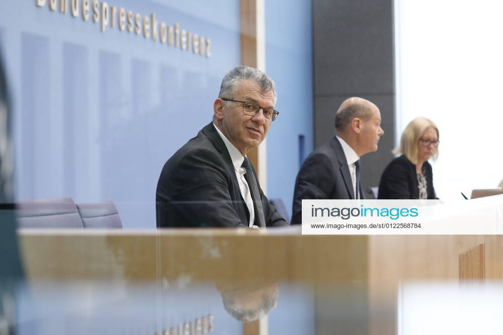 State Secretary Werner Gatzer, BMF, Federal Minister of Finance Olaf Scholz, Germany, Berlin, Federal Press Conference, Topic Government Draft for the Federal Budget 2022 and the Financial Plan until 2025