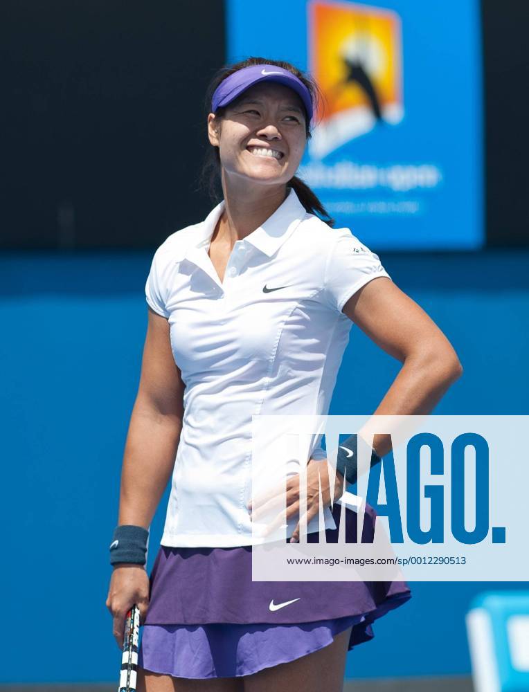 (130114) -- MELBOURNE, Jan. 14, 2013 (Xinhua) -- Li Na of China attends her first round women s singles match on the first day of 2013 Australian Open tennis tournament in Melbourne, Australia, Jan. 14, 2013. Li Na won 2-0. (Xinhua Bai Xue) AUSTRALIA-MELBOURNE-TENNIS-WOMEN S SINGLES
