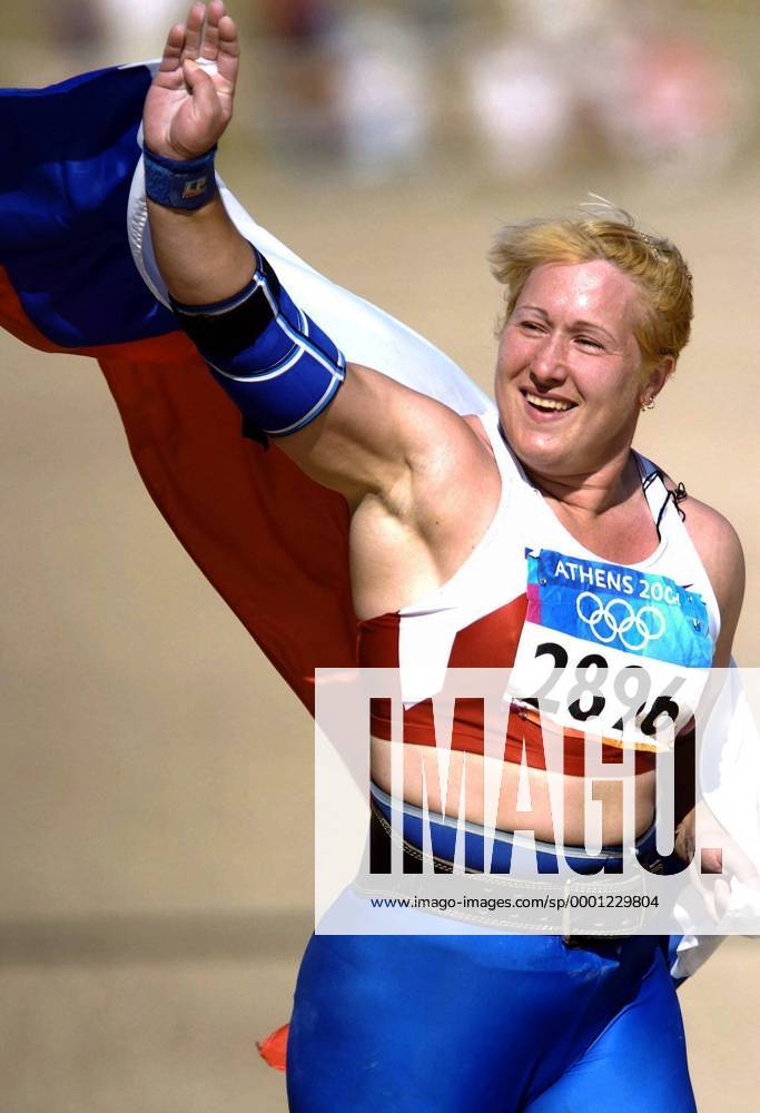 Olympiasiegerin Irina Korzhanenko (Rußland) auf ihrer Ehrenrunde, als Dopingsünder überführt mußte Sie ihre Medaille zurückgeben Leichtathletik OS Sommer Damen Olympische Sommerspiele Athen 2004, Olympia, Olympiade, Spiele, Kugel, Kugelstoß, Kugelstoßen, Vdig Einzelbild Olympia Peloponnes, itself Freude,