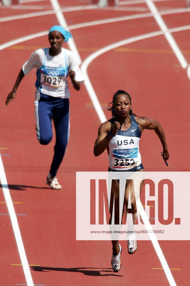 Gail Devers (USA) läuft Fartun Abukar Omar (Somalia), die sich auf der falschen Bahn befindet, davon Leichtathletik OS Sommer Damen Olympische Sommerspiele Athen 2004, Olympia, Olympiade, Spiele, Vdig Gruppe Maroussi Überlegenheit,