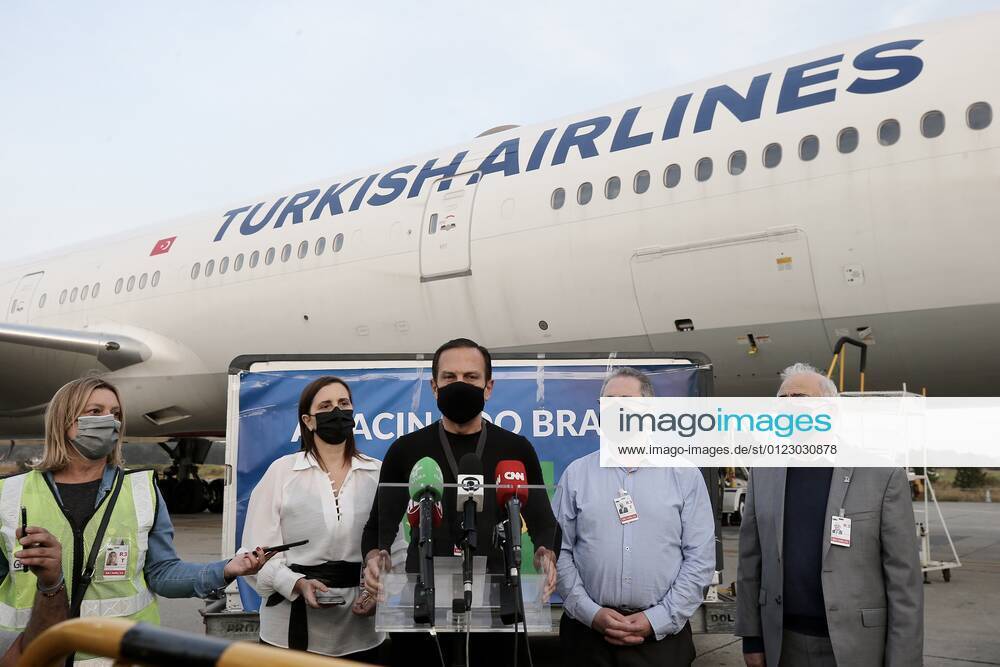 Governor JOAO DORIA (center) speaks to the press after arrival from China, of 6 thousand liters of API (Active Pharmaceutical Ingredient) at Guarulhos International Airport, in Sao Paulo state, this Saturday (26). .The inputs will allow the Butantan Institute to manufacture around 10 million doses of the Coronavac vaccine against Covid-19. - ZUMAl146 20210626_zaf_l146_007