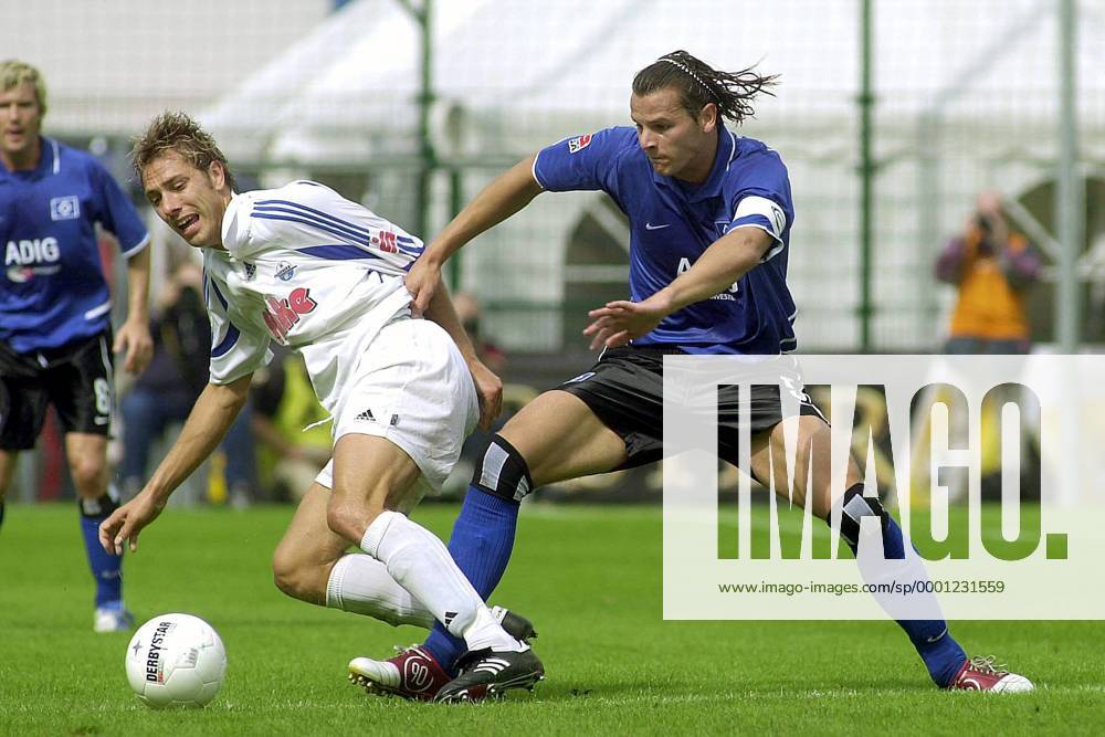 Daniel van Buyten (HSV, re.) gegen Rene Müller (Paderborn) Fußball Herren DFB-Pokal 2004 2005, Pokalspiel, SC Paderborn 07 - Hamburger SV 4:2, Hamburg Gruppe Paderborn Kampf,